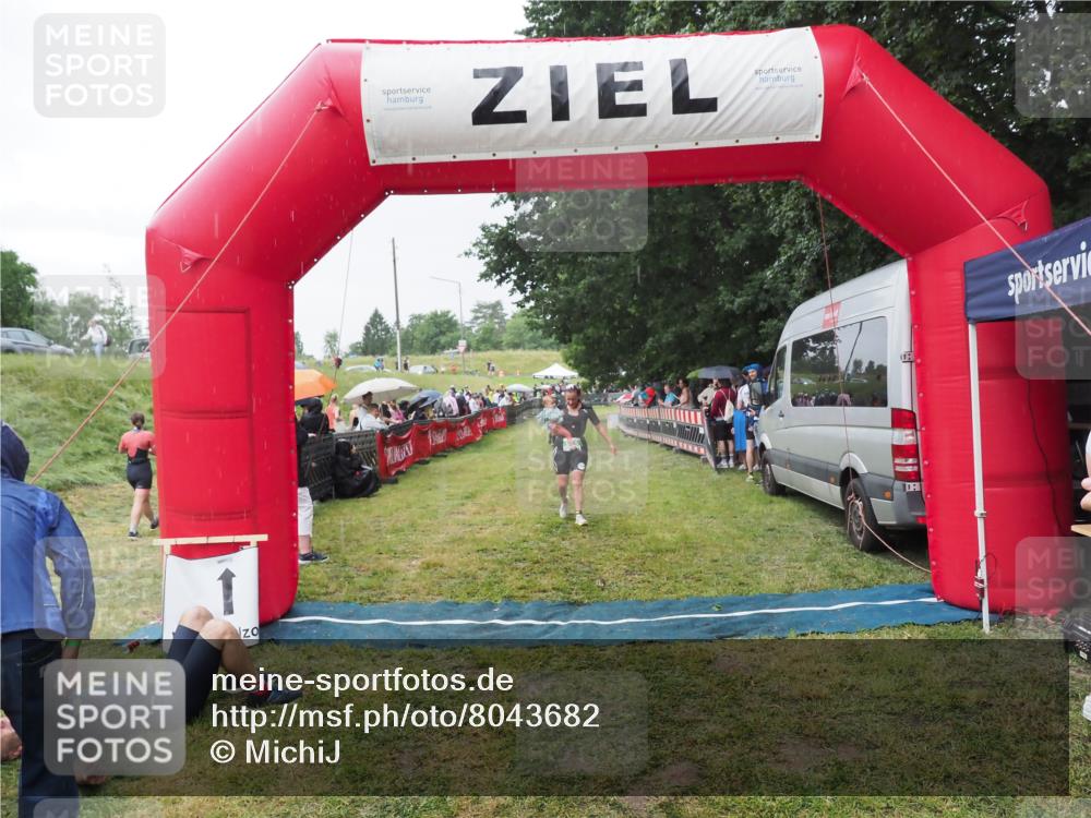 21.06.2025 - 27. Vierlanden-Triathlon MichiJ http://msf.ph/oto/8043682 15.06.2026 13:43:30 Ziel 720, 945 meine-sportfotos.de