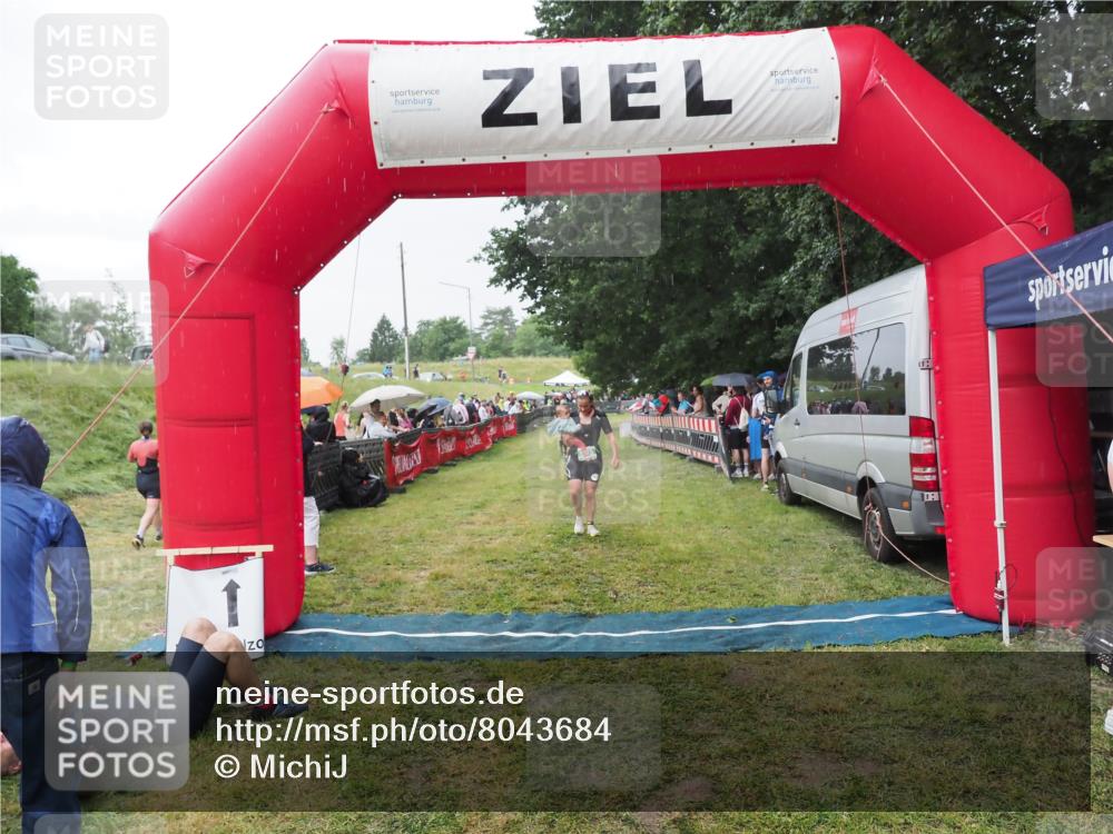 21.06.2025 - 27. Vierlanden-Triathlon MichiJ http://msf.ph/oto/8043684 15.06.2026 13:43:30 Ziel 720, 945 meine-sportfotos.de