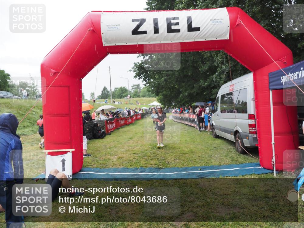 21.06.2025 - 27. Vierlanden-Triathlon MichiJ http://msf.ph/oto/8043686 15.06.2026 13:43:30 Ziel 720, 945 meine-sportfotos.de