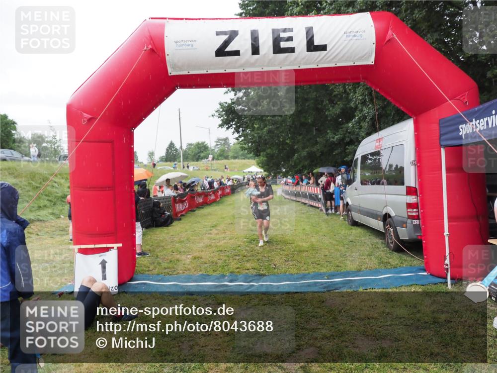 21.06.2025 - 27. Vierlanden-Triathlon MichiJ http://msf.ph/oto/8043688 15.06.2026 13:43:31 Ziel 720, 945 meine-sportfotos.de