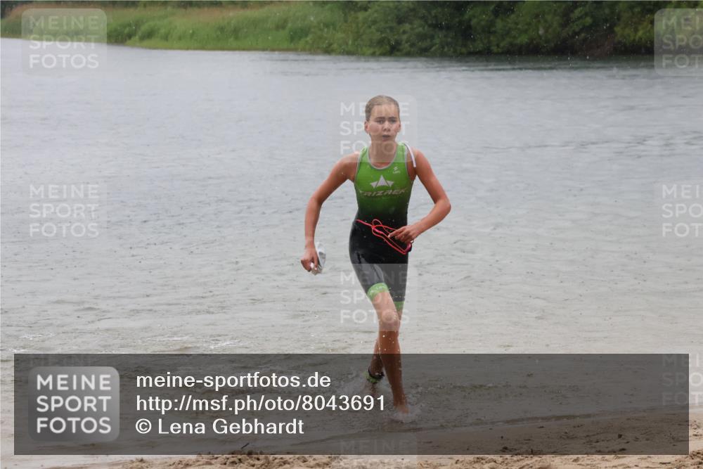 21.06.2025 - 27. Vierlanden-Triathlon Lena Gebhardt http://msf.ph/oto/8043691 15.06.2025 14:37:33 Schwimmen 1328, 1343 meine-sportfotos.de