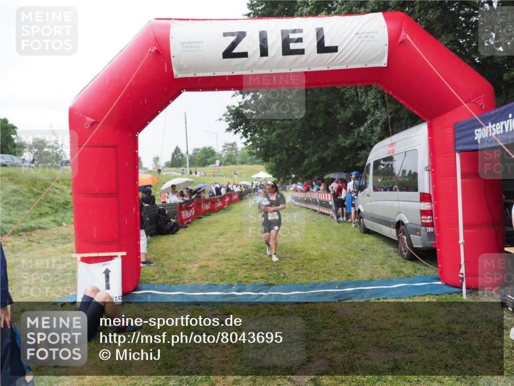 21.06.2025 - 27. Vierlanden-Triathlon MichiJ http://msf.ph/oto/8043695 15.06.2026 13:43:31 Ziel 720, 945 meine-sportfotos.de