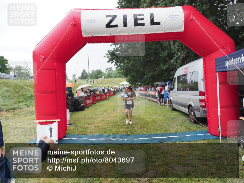 21.06.2025 - 27. Vierlanden-Triathlon MichiJ http://msf.ph/oto/8043697 15.06.2026 13:43:31 Ziel 720, 945 meine-sportfotos.de