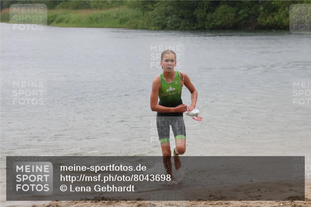 21.06.2025 - 27. Vierlanden-Triathlon Lena Gebhardt http://msf.ph/oto/8043698 15.06.2025 14:37:33 Schwimmen 1328, 1343 meine-sportfotos.de