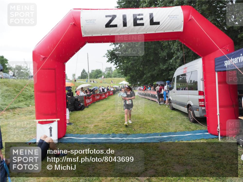 21.06.2025 - 27. Vierlanden-Triathlon MichiJ http://msf.ph/oto/8043699 15.06.2026 13:43:31 Ziel 720, 945 meine-sportfotos.de