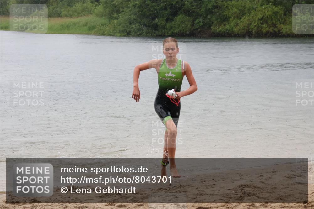 21.06.2025 - 27. Vierlanden-Triathlon Lena Gebhardt http://msf.ph/oto/8043701 15.06.2025 14:37:33 Schwimmen 1328, 1343 meine-sportfotos.de