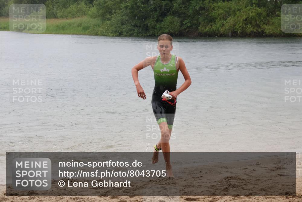 21.06.2025 - 27. Vierlanden-Triathlon Lena Gebhardt http://msf.ph/oto/8043705 15.06.2025 14:37:33 Schwimmen 1328, 1343 meine-sportfotos.de