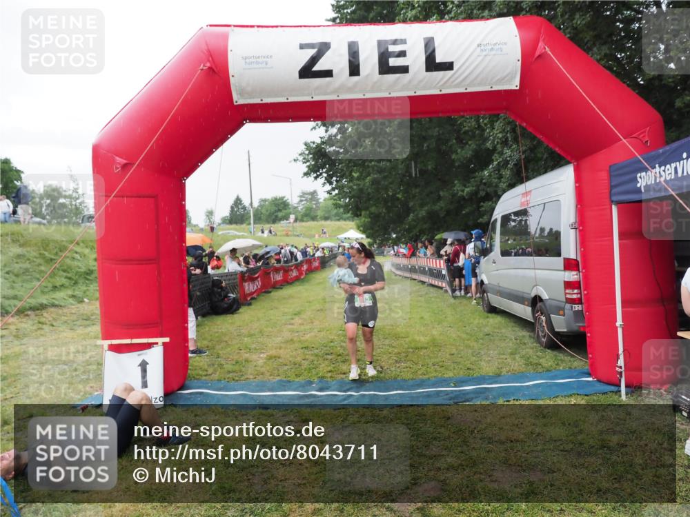 21.06.2025 - 27. Vierlanden-Triathlon MichiJ http://msf.ph/oto/8043711 15.06.2026 13:43:32 Ziel 720, 945 meine-sportfotos.de
