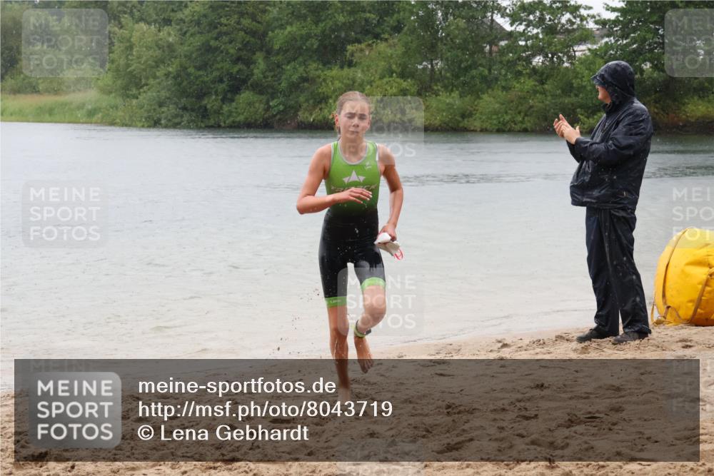 21.06.2025 - 27. Vierlanden-Triathlon Lena Gebhardt http://msf.ph/oto/8043719 15.06.2025 14:37:34 Schwimmen 1328, 1343 meine-sportfotos.de