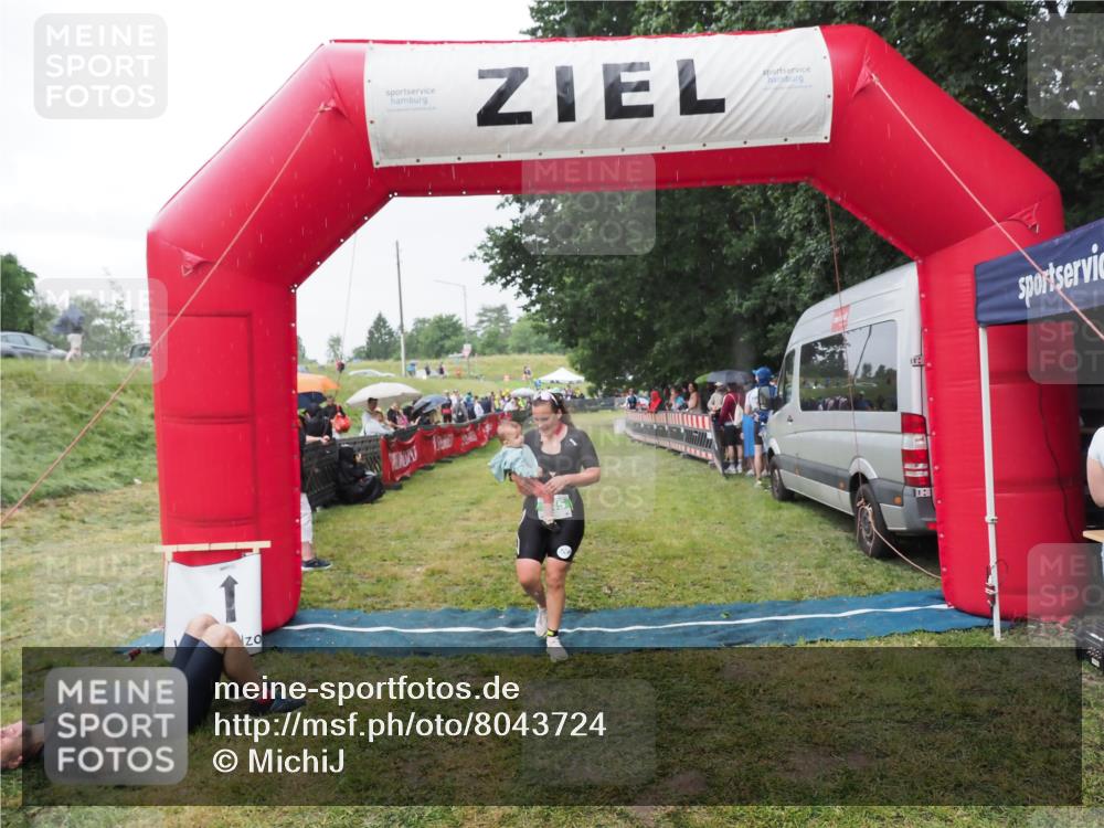 21.06.2025 - 27. Vierlanden-Triathlon MichiJ http://msf.ph/oto/8043724 15.06.2026 13:43:33 Ziel 144, 945 meine-sportfotos.de