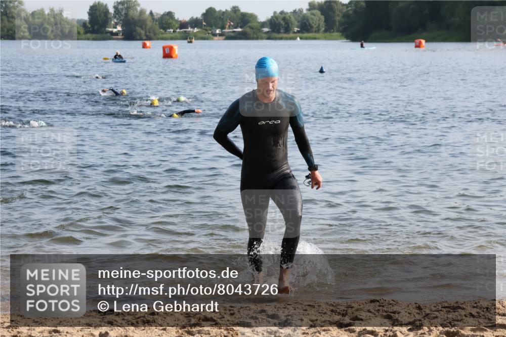 15.06.2025 - 27. Vierlanden-Triathlon Lena Gebhardt http://msf.ph/oto/8043726 15.06.2025 08:33:00 Schwimmen 8, 15, 36, 41, 60, 185, 234 meine-sportfotos.de