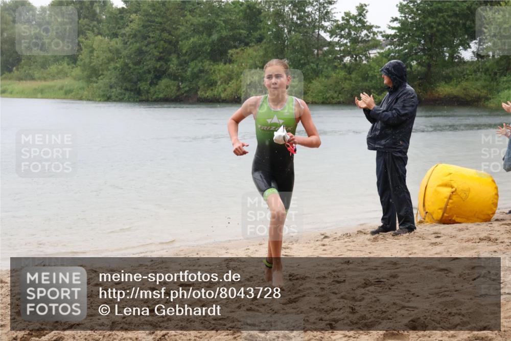 21.06.2025 - 27. Vierlanden-Triathlon Lena Gebhardt http://msf.ph/oto/8043728 15.06.2025 14:37:34 Schwimmen 1328, 1343 meine-sportfotos.de