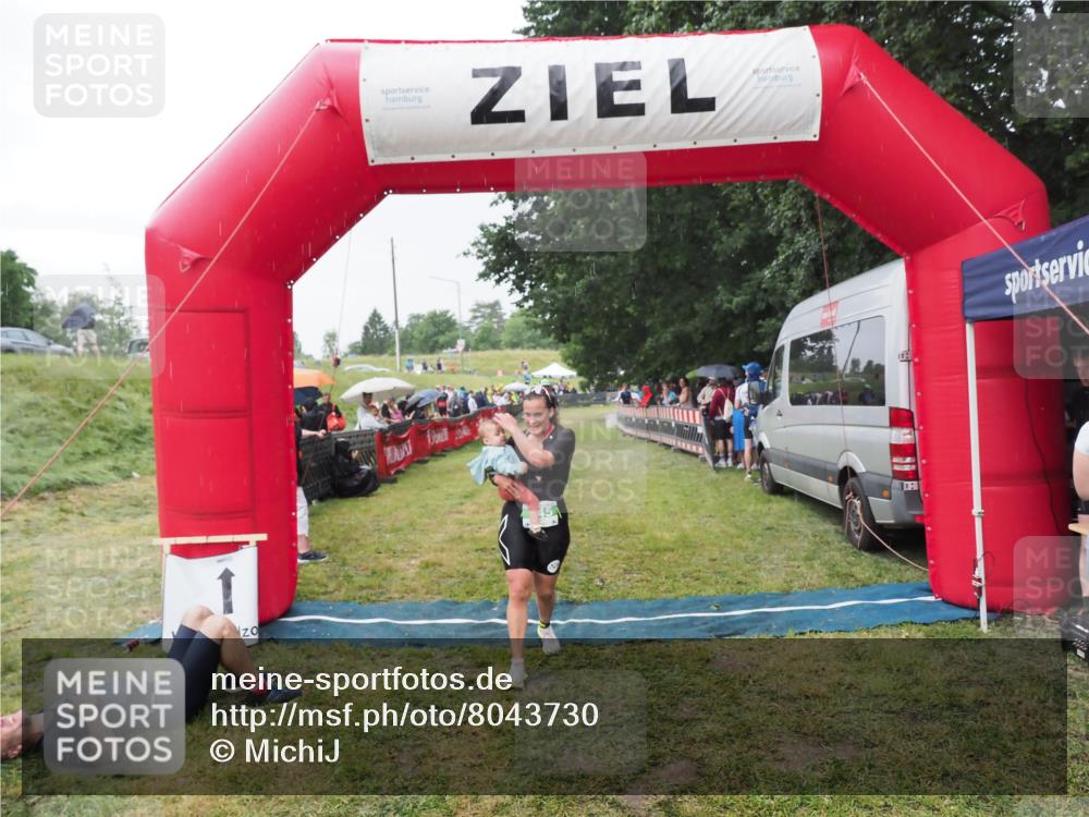 21.06.2025 - 27. Vierlanden-Triathlon MichiJ http://msf.ph/oto/8043730 15.06.2026 13:43:33 Ziel 144, 945 meine-sportfotos.de