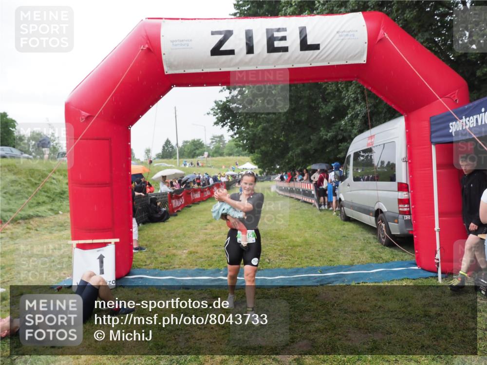 21.06.2025 - 27. Vierlanden-Triathlon MichiJ http://msf.ph/oto/8043733 15.06.2026 13:43:34 Ziel 144, 945 meine-sportfotos.de