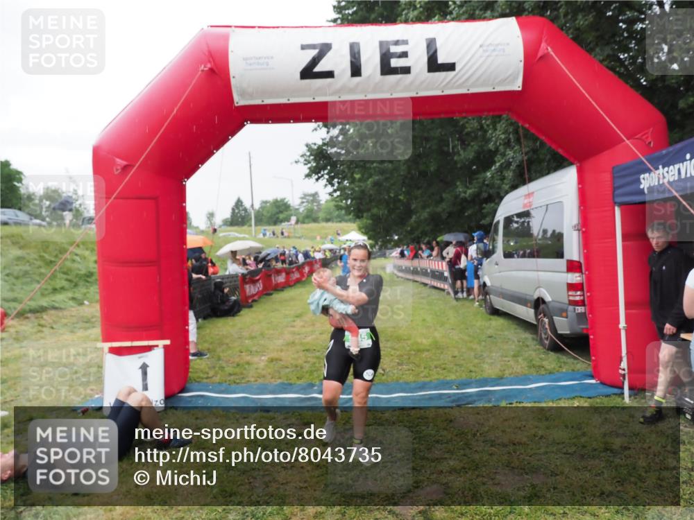 21.06.2025 - 27. Vierlanden-Triathlon MichiJ http://msf.ph/oto/8043735 15.06.2026 13:43:34 Ziel 144, 945 meine-sportfotos.de