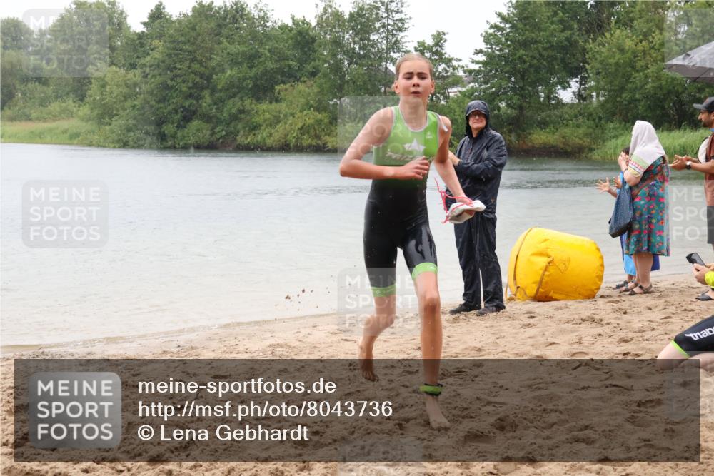 21.06.2025 - 27. Vierlanden-Triathlon Lena Gebhardt http://msf.ph/oto/8043736 15.06.2025 14:37:35 Schwimmen 1328, 1343 meine-sportfotos.de