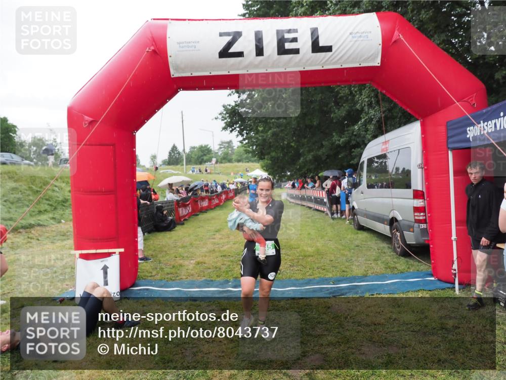 21.06.2025 - 27. Vierlanden-Triathlon MichiJ http://msf.ph/oto/8043737 15.06.2026 13:43:34 Ziel 144, 945 meine-sportfotos.de