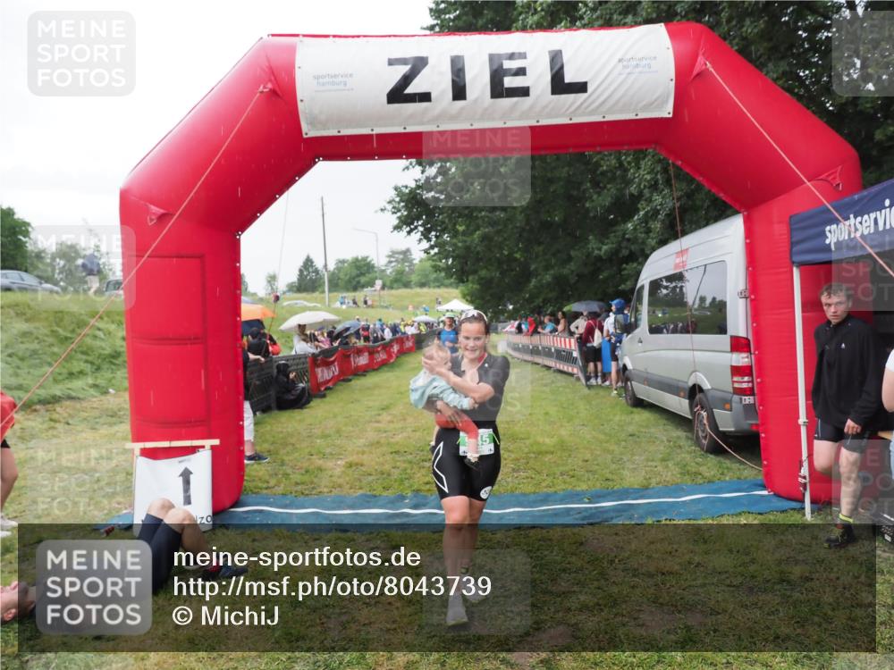21.06.2025 - 27. Vierlanden-Triathlon MichiJ http://msf.ph/oto/8043739 15.06.2026 13:43:34 Ziel 144, 945 meine-sportfotos.de