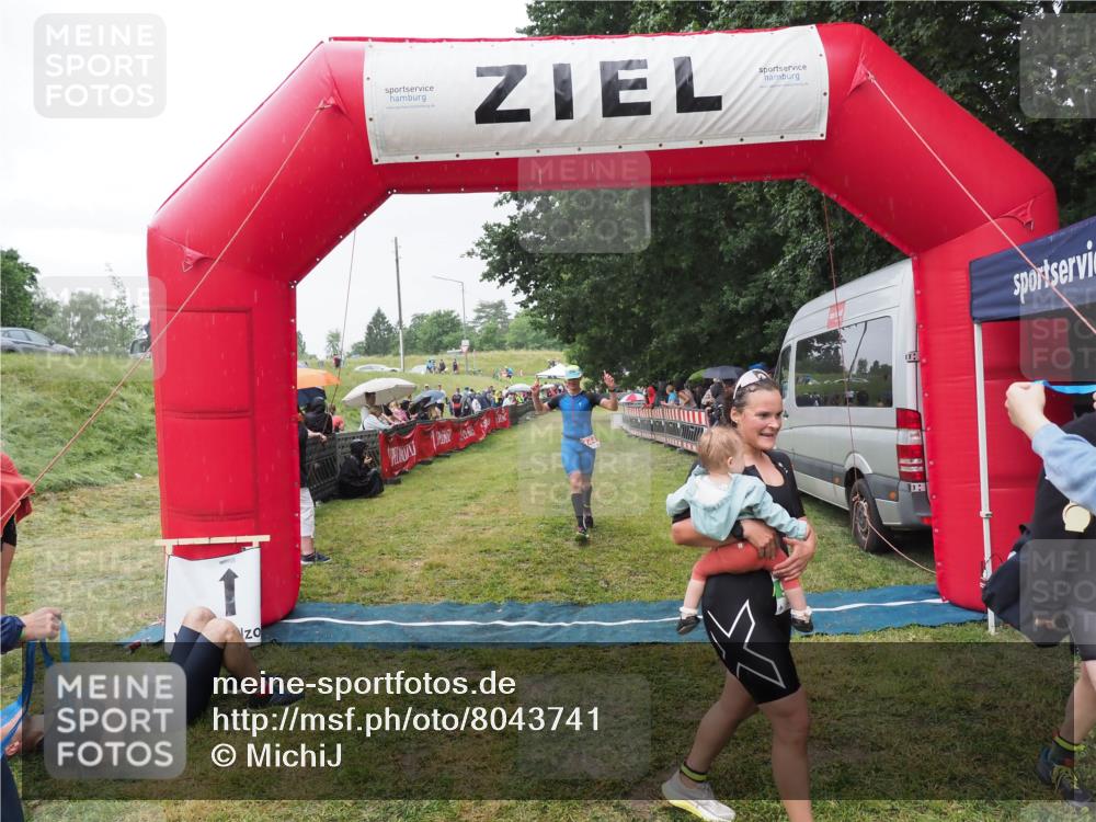21.06.2025 - 27. Vierlanden-Triathlon MichiJ http://msf.ph/oto/8043741 15.06.2026 13:43:36 Ziel 144, 945 meine-sportfotos.de