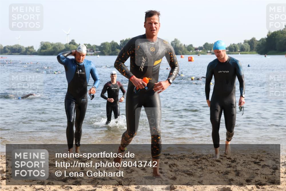 15.06.2025 - 27. Vierlanden-Triathlon Lena Gebhardt http://msf.ph/oto/8043742 15.06.2025 08:33:01 Schwimmen 8, 15, 36, 60, 185, 234 meine-sportfotos.de