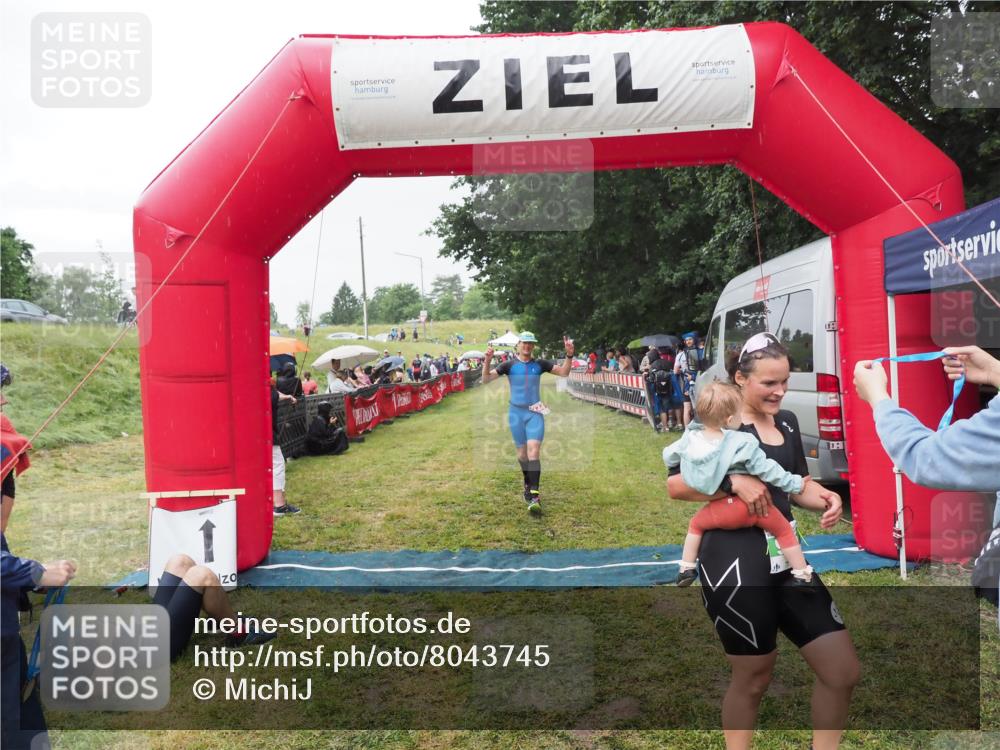 21.06.2025 - 27. Vierlanden-Triathlon MichiJ http://msf.ph/oto/8043745 15.06.2026 13:43:36 Ziel 144, 945 meine-sportfotos.de
