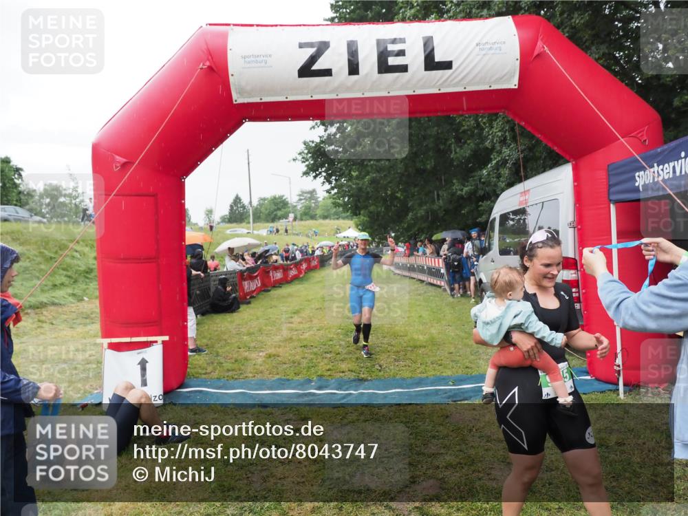 21.06.2025 - 27. Vierlanden-Triathlon MichiJ http://msf.ph/oto/8043747 15.06.2026 13:43:36 Ziel 144, 945 meine-sportfotos.de