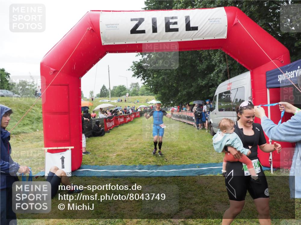 21.06.2025 - 27. Vierlanden-Triathlon MichiJ http://msf.ph/oto/8043749 15.06.2026 13:43:36 Ziel 144, 945 meine-sportfotos.de