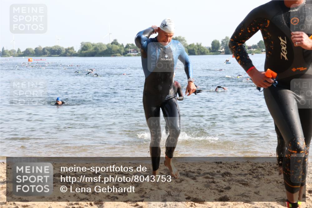 15.06.2025 - 27. Vierlanden-Triathlon Lena Gebhardt http://msf.ph/oto/8043753 15.06.2025 08:33:02 Schwimmen 8, 15, 36, 60, 185, 234 meine-sportfotos.de
