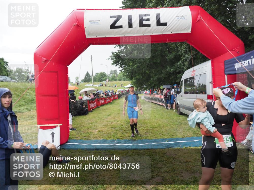 21.06.2025 - 27. Vierlanden-Triathlon MichiJ http://msf.ph/oto/8043756 15.06.2026 13:43:37 Ziel 144, 945 meine-sportfotos.de