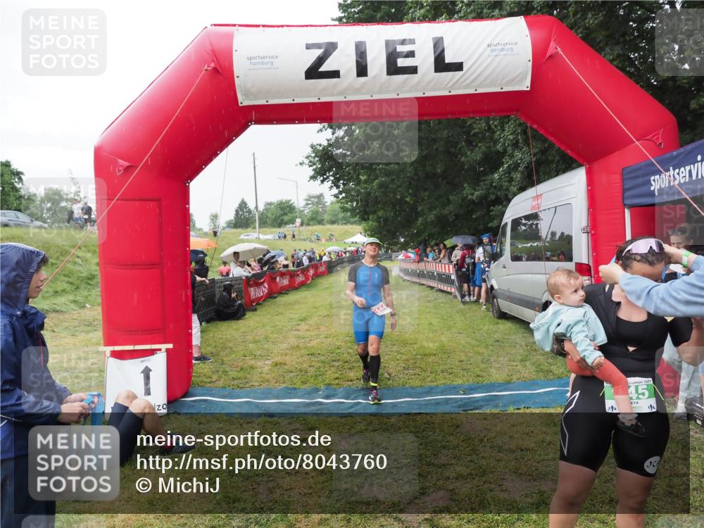 21.06.2025 - 27. Vierlanden-Triathlon MichiJ http://msf.ph/oto/8043760 15.06.2026 13:43:37 Ziel 144, 945 meine-sportfotos.de