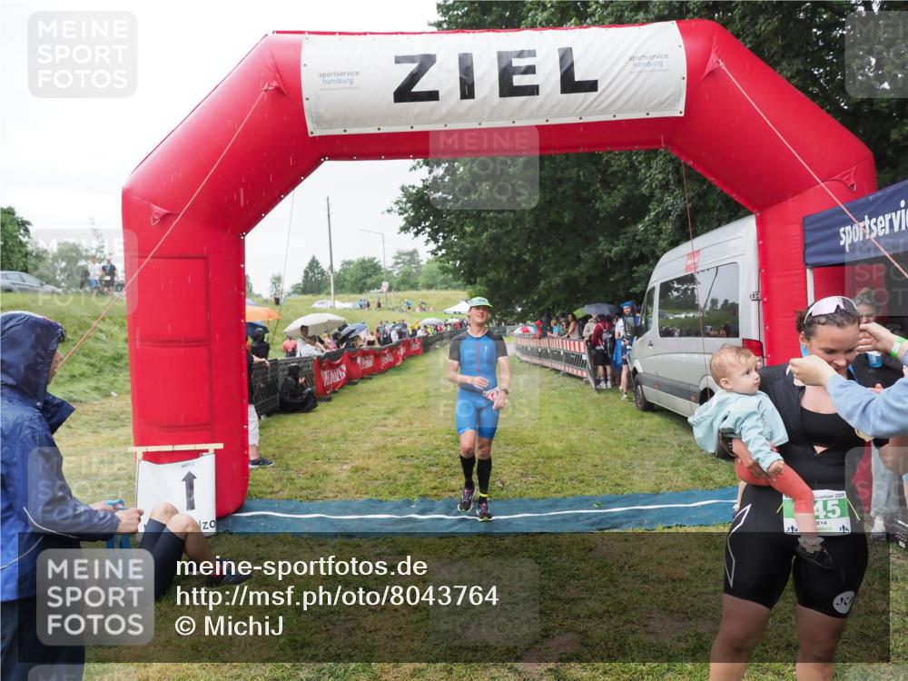 21.06.2025 - 27. Vierlanden-Triathlon MichiJ http://msf.ph/oto/8043764 15.06.2026 13:43:37 Ziel 144, 945 meine-sportfotos.de