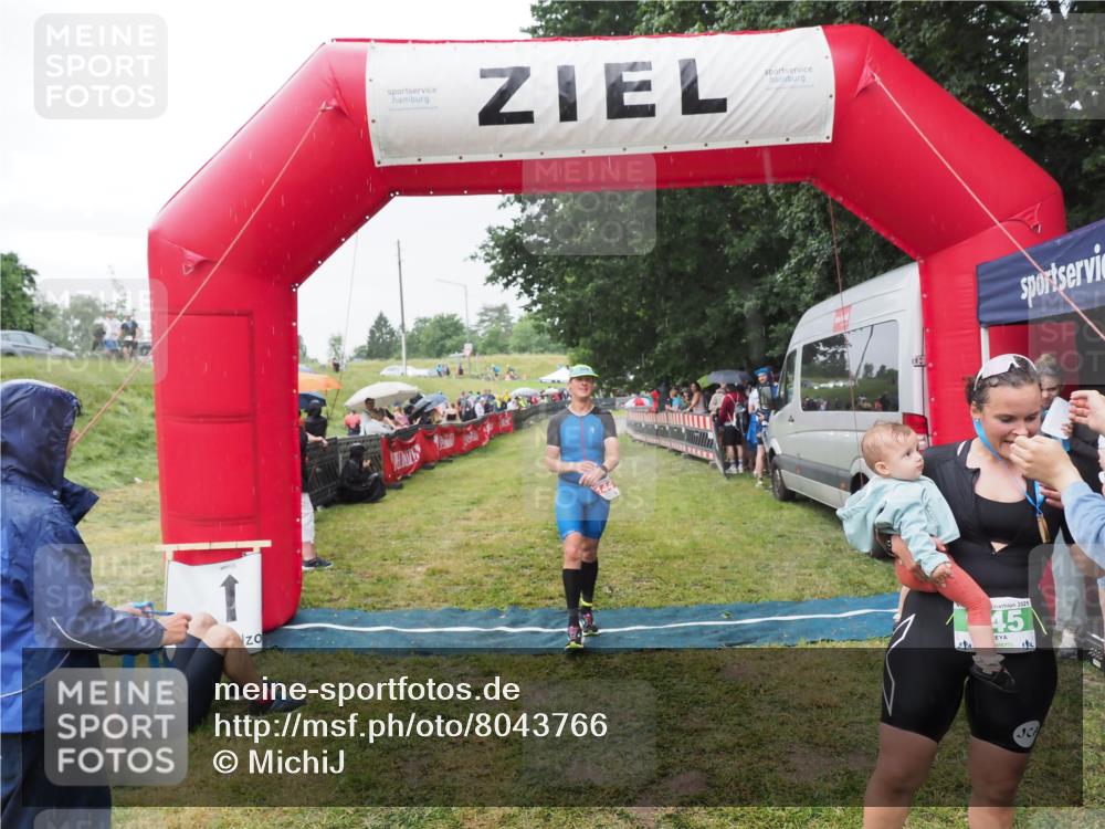 21.06.2025 - 27. Vierlanden-Triathlon MichiJ http://msf.ph/oto/8043766 15.06.2026 13:43:37 Ziel 144, 945 meine-sportfotos.de