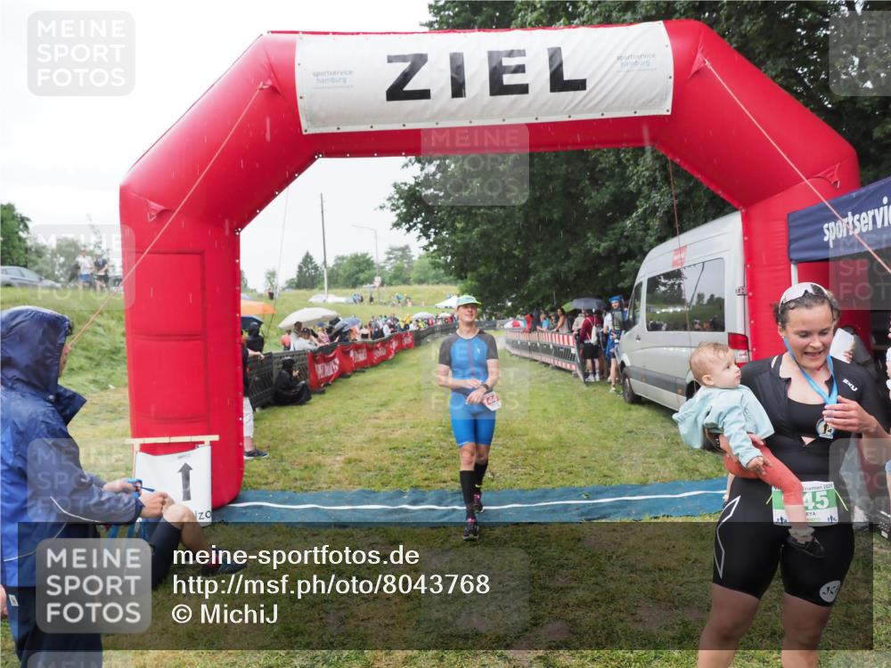 21.06.2025 - 27. Vierlanden-Triathlon MichiJ http://msf.ph/oto/8043768 15.06.2026 13:43:38 Ziel 144, 945 meine-sportfotos.de