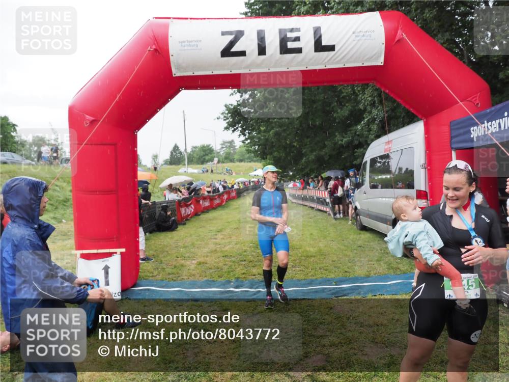 21.06.2025 - 27. Vierlanden-Triathlon MichiJ http://msf.ph/oto/8043772 15.06.2026 13:43:38 Ziel 144, 945 meine-sportfotos.de