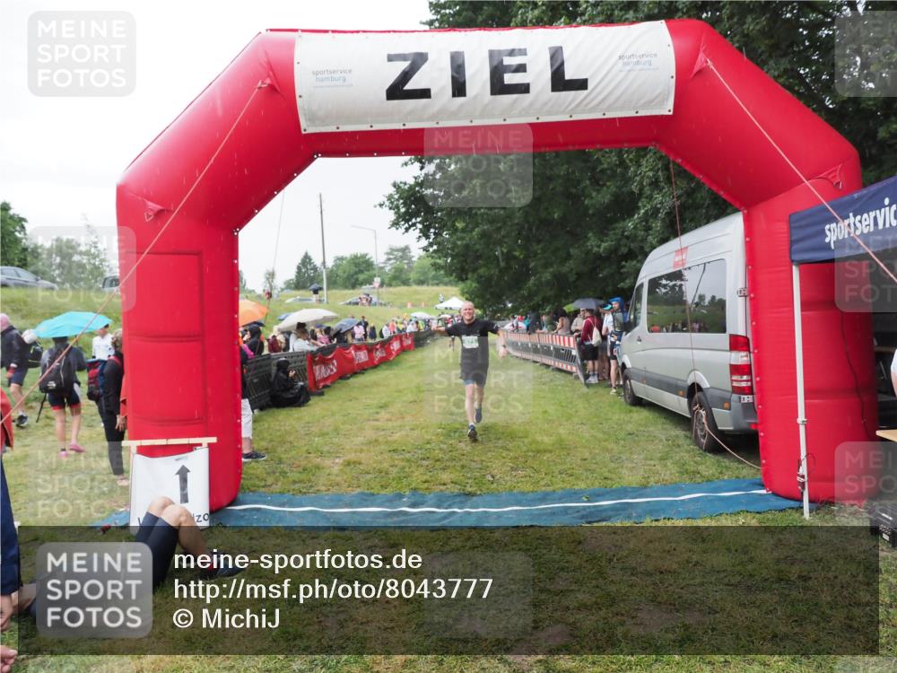 21.06.2025 - 27. Vierlanden-Triathlon MichiJ http://msf.ph/oto/8043777 15.06.2026 13:43:53 Ziel 671 meine-sportfotos.de
