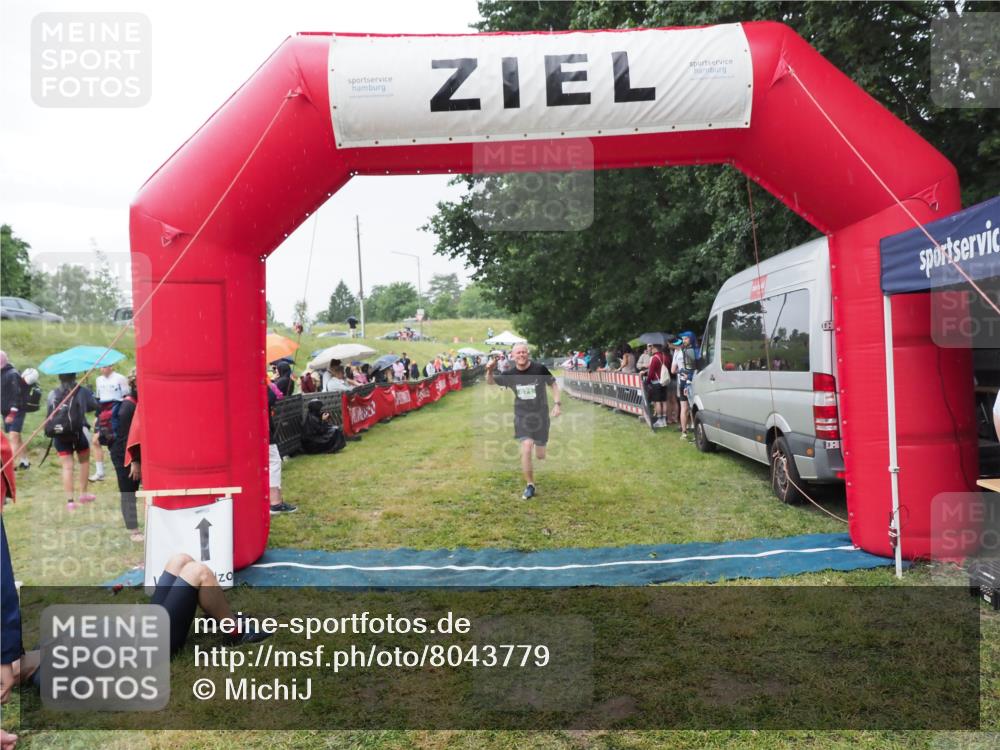 21.06.2025 - 27. Vierlanden-Triathlon MichiJ http://msf.ph/oto/8043779 15.06.2026 13:43:53 Ziel 671 meine-sportfotos.de