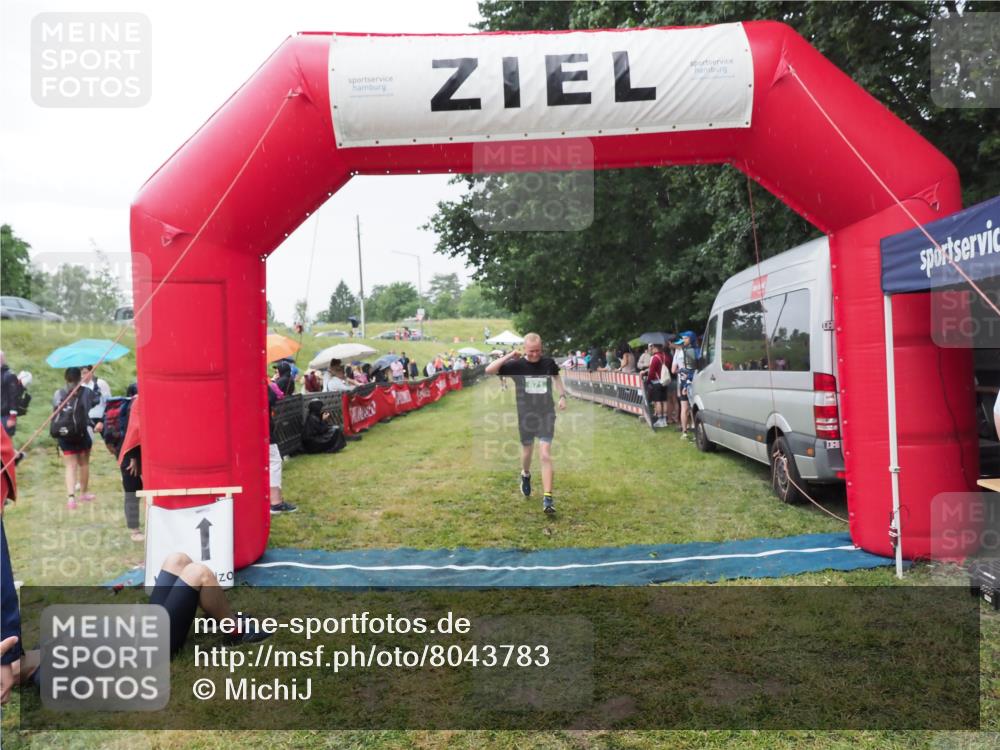 21.06.2025 - 27. Vierlanden-Triathlon MichiJ http://msf.ph/oto/8043783 15.06.2026 13:43:53 Ziel 671 meine-sportfotos.de