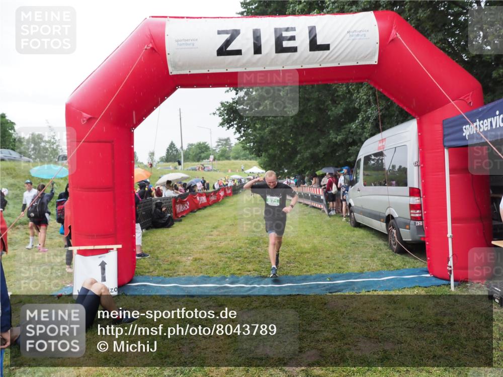 21.06.2025 - 27. Vierlanden-Triathlon MichiJ http://msf.ph/oto/8043789 15.06.2026 13:43:53 Ziel 671 meine-sportfotos.de
