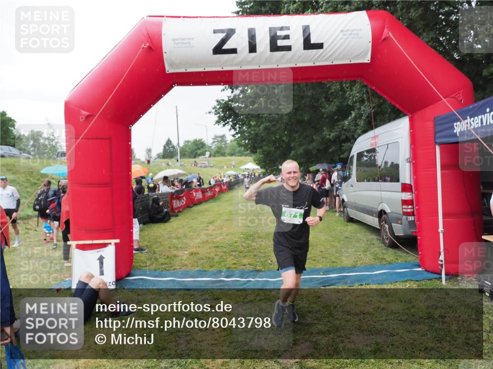 21.06.2025 - 27. Vierlanden-Triathlon MichiJ http://msf.ph/oto/8043798 15.06.2026 13:43:54 Ziel 671 meine-sportfotos.de