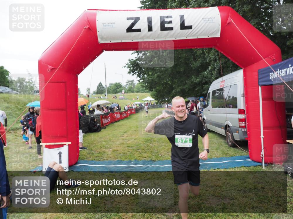 21.06.2025 - 27. Vierlanden-Triathlon MichiJ http://msf.ph/oto/8043802 15.06.2026 13:43:54 Ziel 671 meine-sportfotos.de