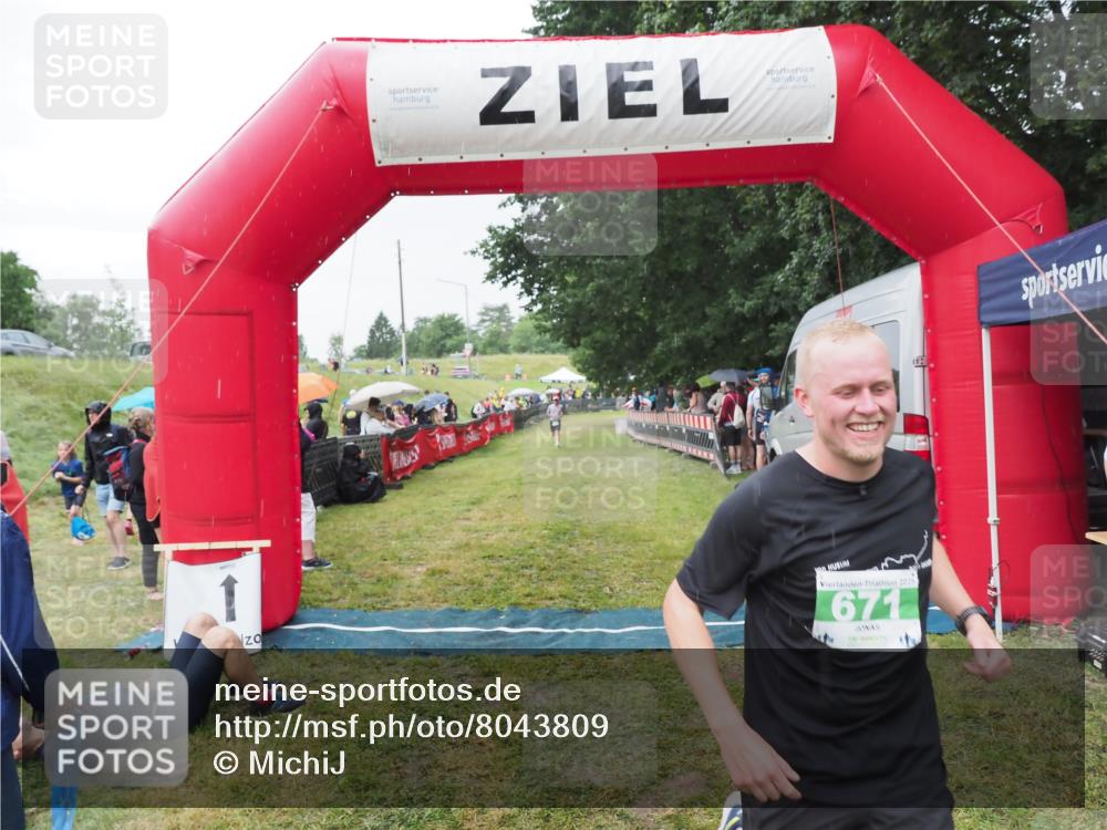 21.06.2025 - 27. Vierlanden-Triathlon MichiJ http://msf.ph/oto/8043809 15.06.2026 13:43:55 Ziel 671 meine-sportfotos.de