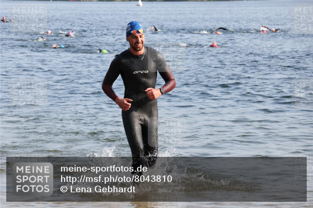 15.06.2025 - 27. Vierlanden-Triathlon Lena Gebhardt http://msf.ph/oto/8043810 15.06.2025 08:33:12 Schwimmen 15, 36, 61, 185 meine-sportfotos.de