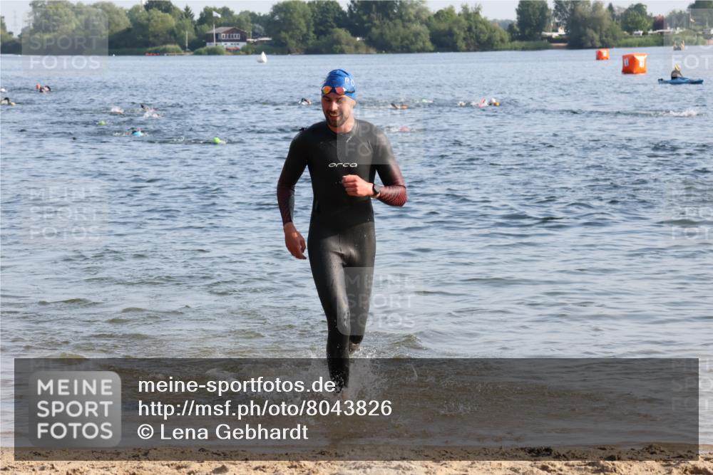 15.06.2025 - 27. Vierlanden-Triathlon Lena Gebhardt http://msf.ph/oto/8043826 15.06.2025 08:33:13 Schwimmen 15, 36, 61 meine-sportfotos.de