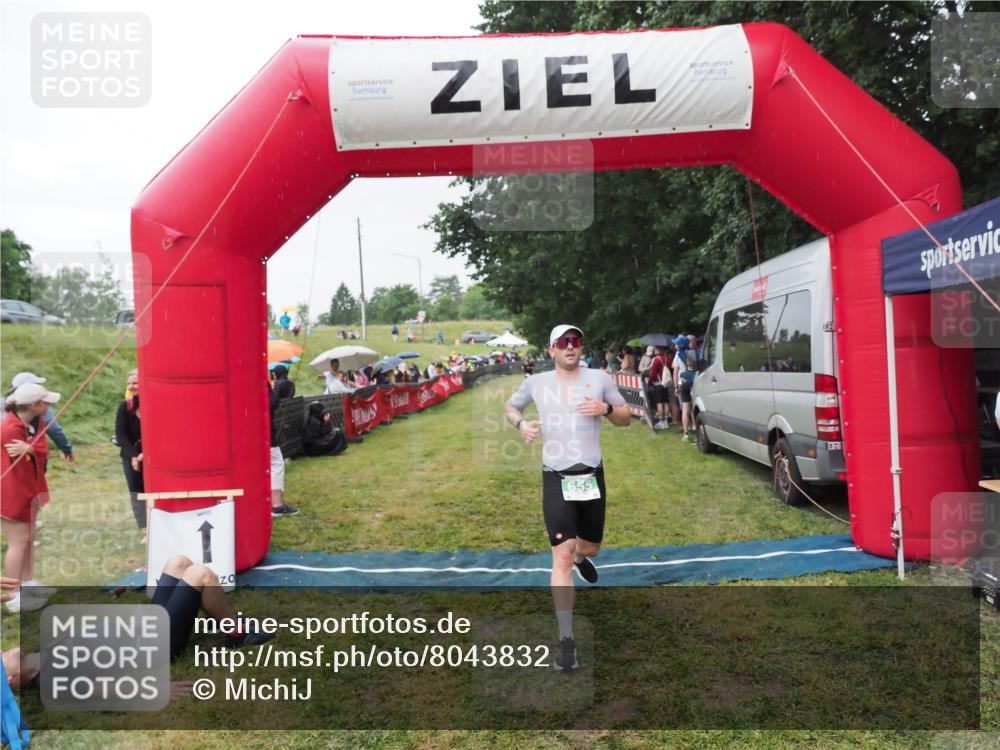 21.06.2025 - 27. Vierlanden-Triathlon MichiJ http://msf.ph/oto/8043832 15.06.2026 13:44:01 Ziel 655 meine-sportfotos.de