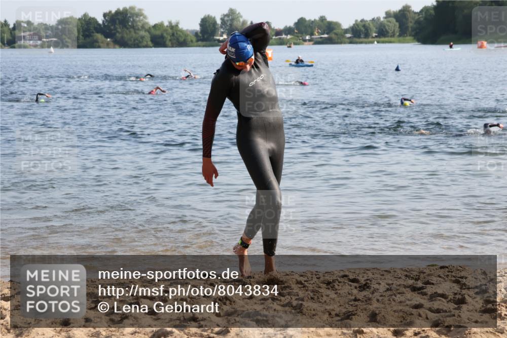 15.06.2025 - 27. Vierlanden-Triathlon Lena Gebhardt http://msf.ph/oto/8043834 15.06.2025 08:33:14 Schwimmen 15, 36, 61 meine-sportfotos.de