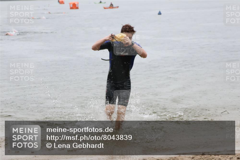 21.06.2025 - 27. Vierlanden-Triathlon Lena Gebhardt http://msf.ph/oto/8043839 15.06.2025 14:38:12 Schwimmen 1331 meine-sportfotos.de