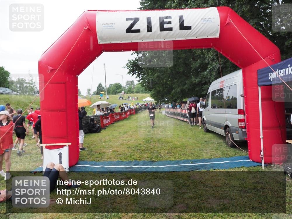 21.06.2025 - 27. Vierlanden-Triathlon MichiJ http://msf.ph/oto/8043840 15.06.2026 13:44:08 Ziel 34, 655 meine-sportfotos.de