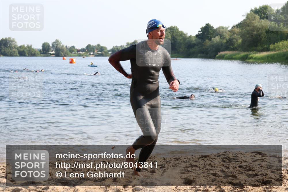15.06.2025 - 27. Vierlanden-Triathlon Lena Gebhardt http://msf.ph/oto/8043841 15.06.2025 08:33:16 Schwimmen 15, 61 meine-sportfotos.de