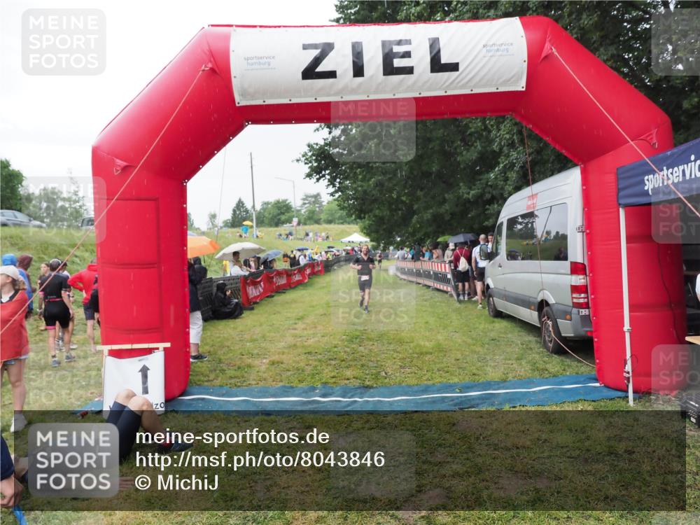 21.06.2025 - 27. Vierlanden-Triathlon MichiJ http://msf.ph/oto/8043846 15.06.2026 13:44:08 Ziel 34, 655 meine-sportfotos.de