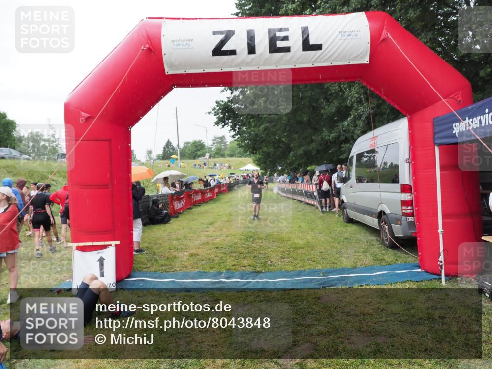 21.06.2025 - 27. Vierlanden-Triathlon MichiJ http://msf.ph/oto/8043848 15.06.2026 13:44:09 Ziel 34 meine-sportfotos.de